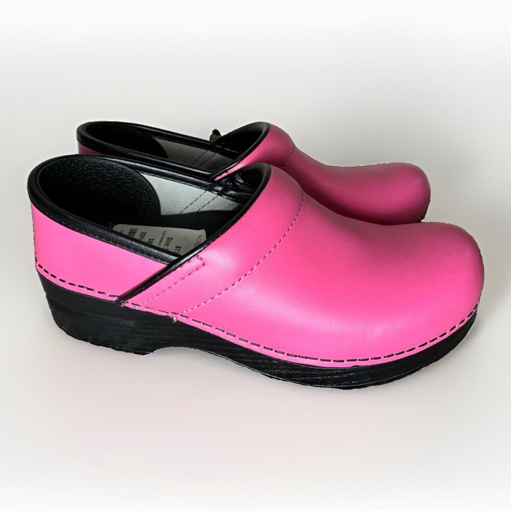 Dansko 37 Professional Clogs Hot Pink Leather Nursing Shoes Slip On NWOB 6.5 7